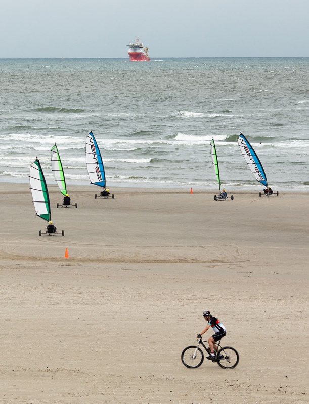 Wielrennen en blokarten op het strand van Wijk aan Zee.